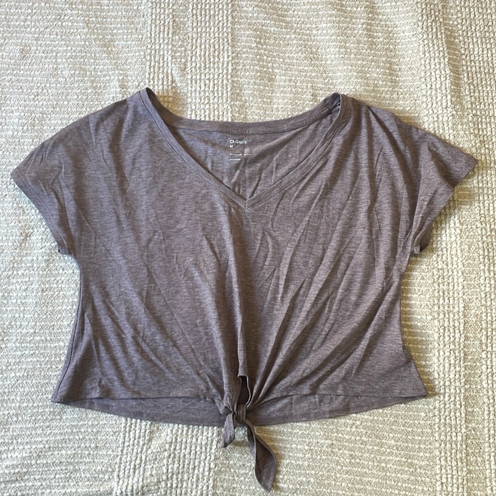 NWOT gap fit cropped workout top, v neck, medium